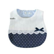 Yếm cho bé viền ren và thắt nơ xinh xắn